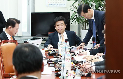 24일 국회 정무위원회 법안심사소위원회에서 유의동 소위 위원장(가운데)과 여야 의원들이 회의를 준비하고 있다. 당초 정무위 법안소위는 한국거래소 지주회사 전환 법안을 의결해 전체회의에 상정하려 했으나 결국 합의점을 찾지 못했다. <연합>